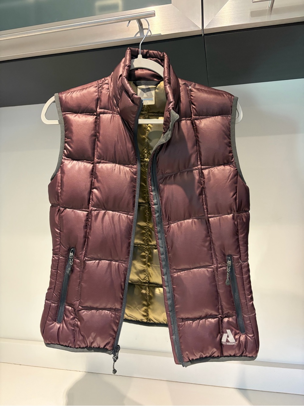 Eddie Bauer First Ascent Vest 800 Down Puffer Zip burgandy maroon sz small